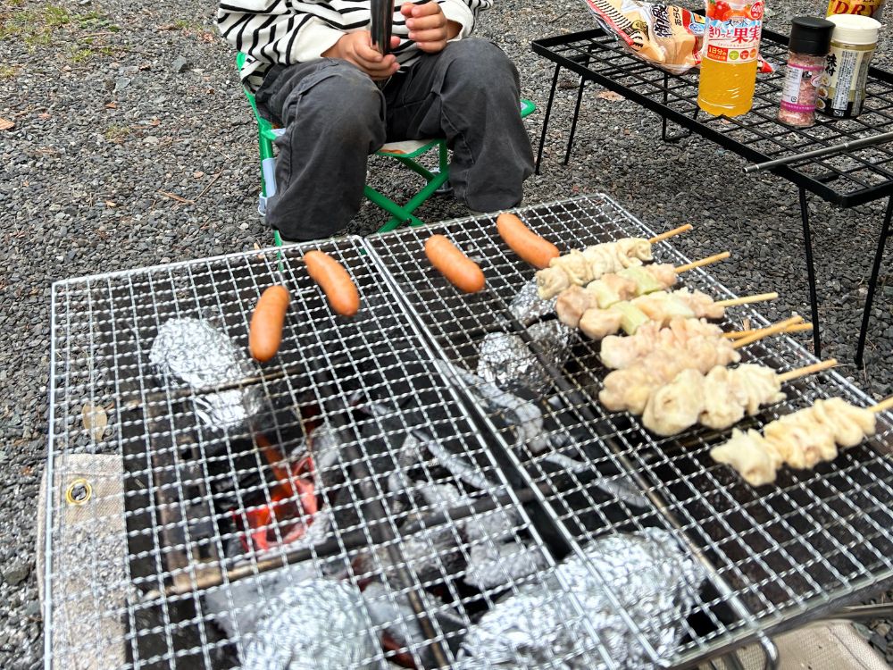 炭で焼き鳥を焼いている画像