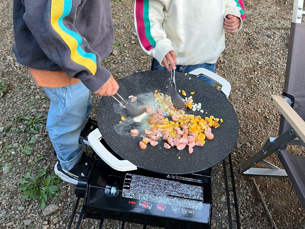 お料理を手伝ってもらっている写真