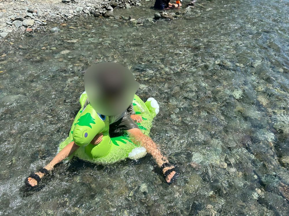 浮き輪で流されて遊ぶ様子