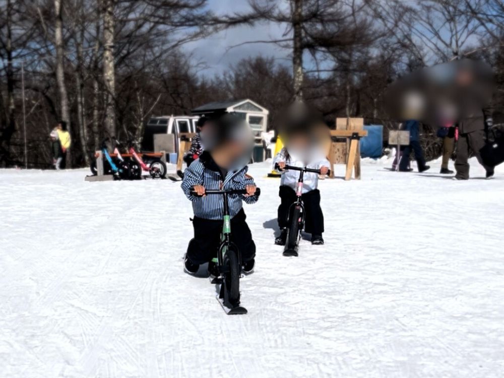 スノーバイクをする子供