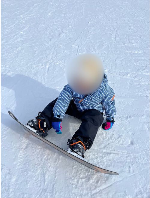 スノーボードに乗る上の子