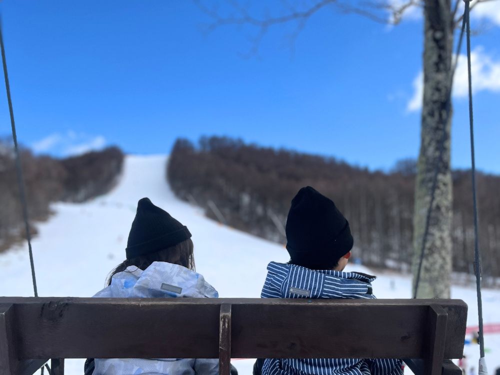 子どもたちがブランコに乗っている写真