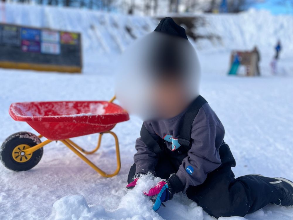 雪遊びをする子供
