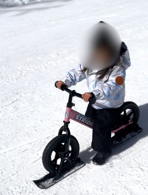 スノーバイクをする子供