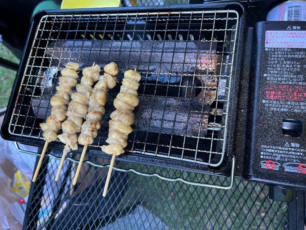 焼き鳥を焼いてる画像