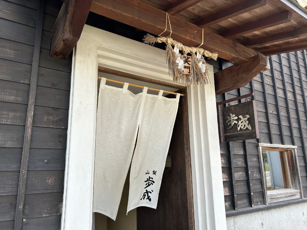 建物の入り口の写真