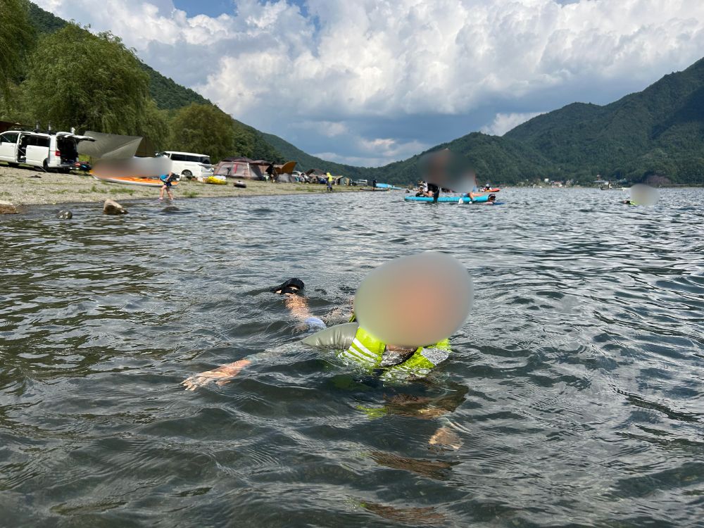 西湖で遊ぶこども