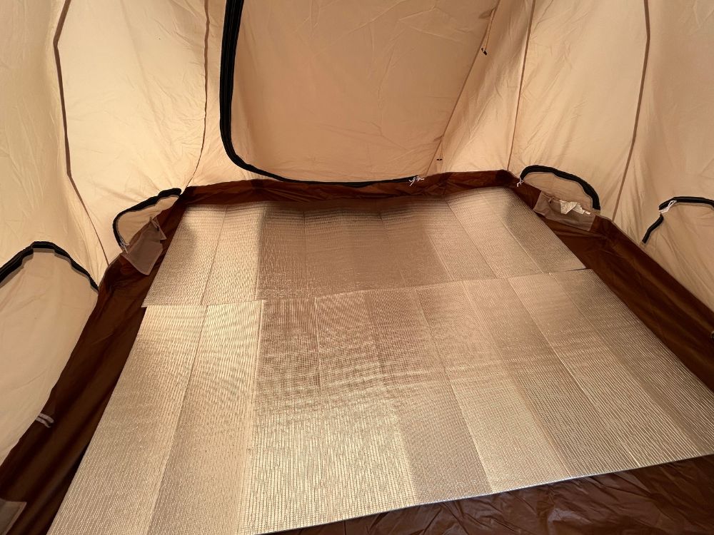 インナーテント内に銀マットをひいてる写真