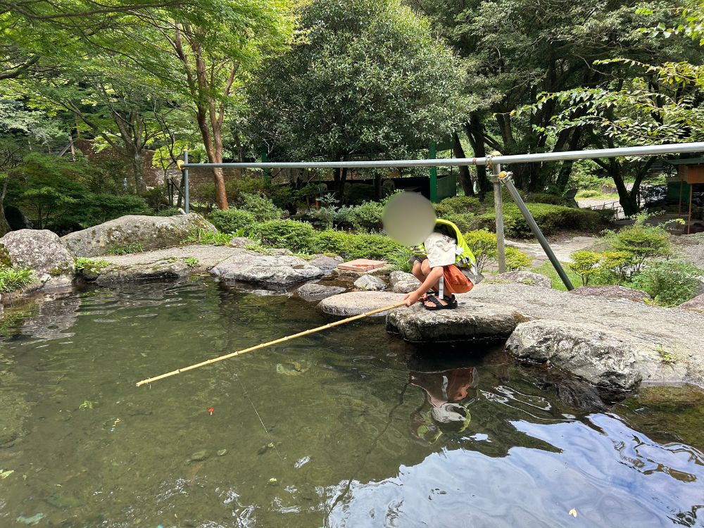 5歳児も一人で釣りをしている写真