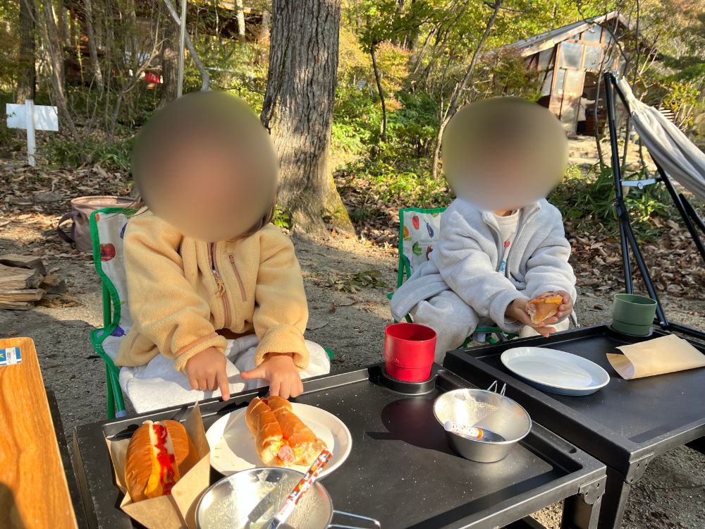 朝ごはんのホットドッグを食べる様子