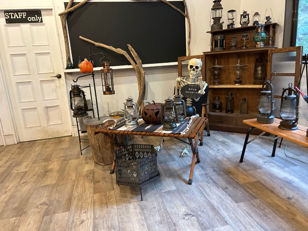 センターハウス内のハロウィン装飾の写真