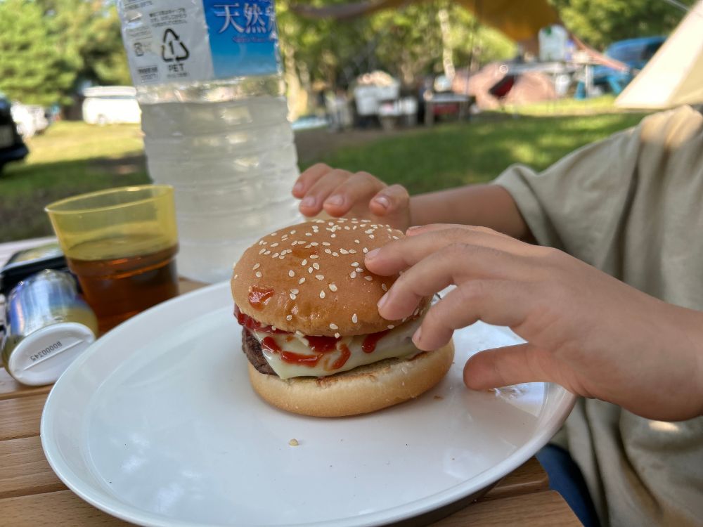 完成したハンバーガーの写真