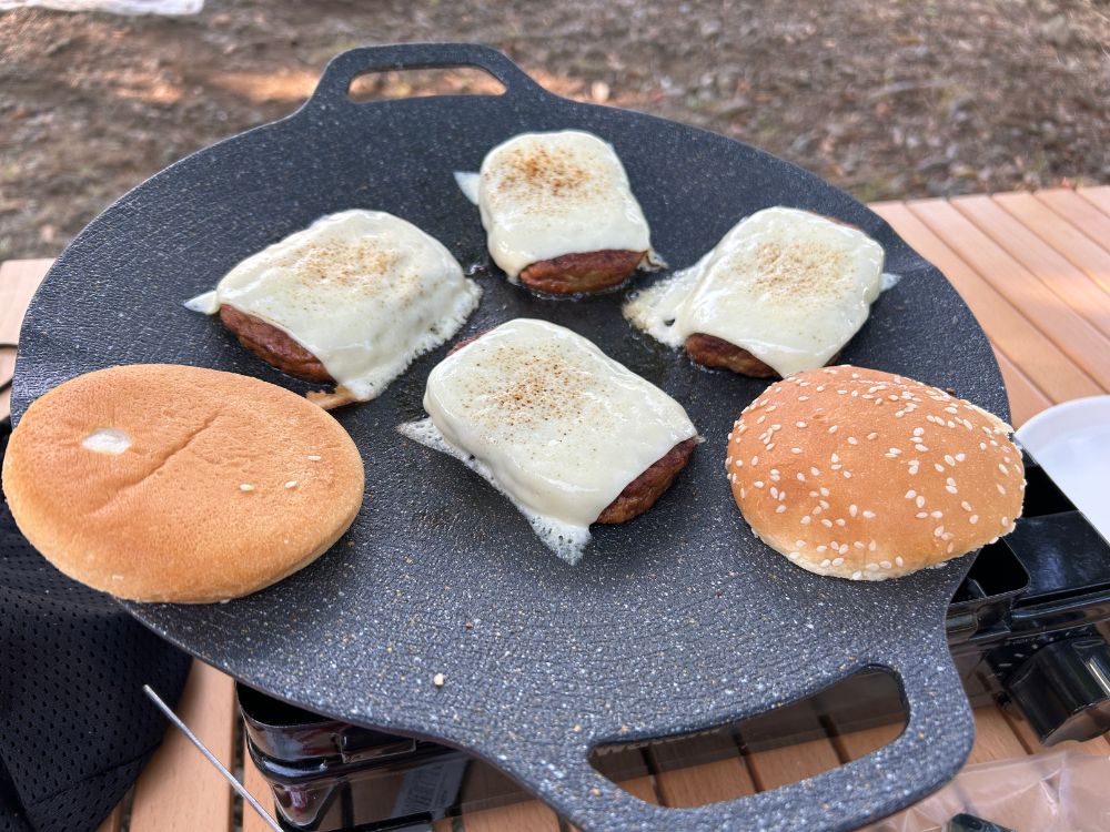 作ってる途中のハンバーガーの写真