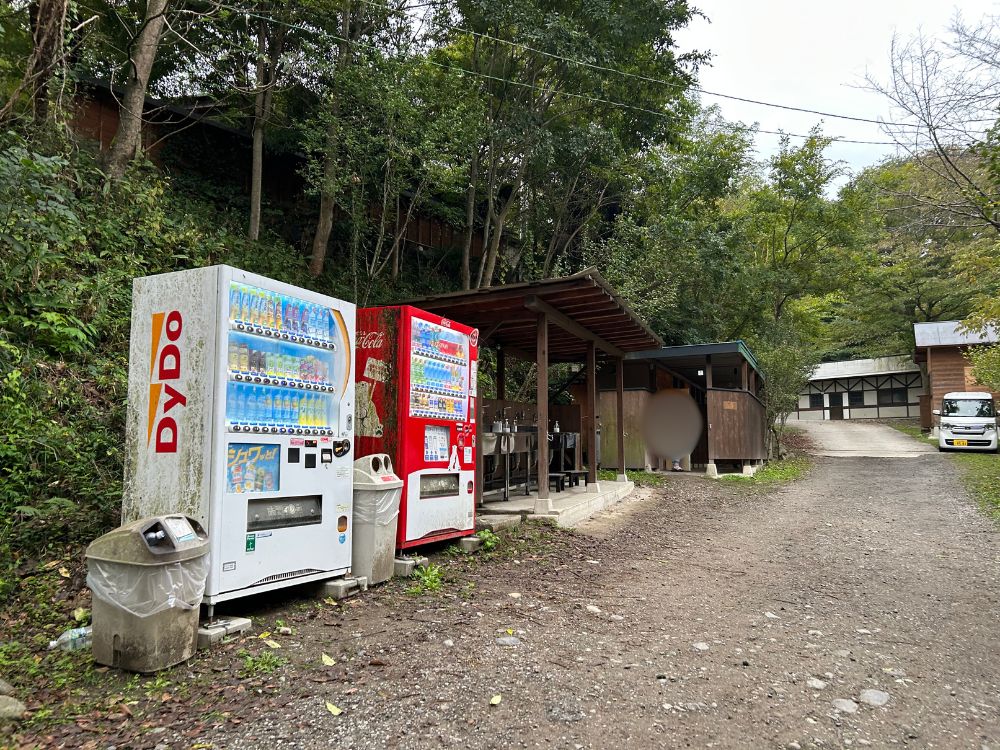 自動販売機・炊事場・トイレの写真