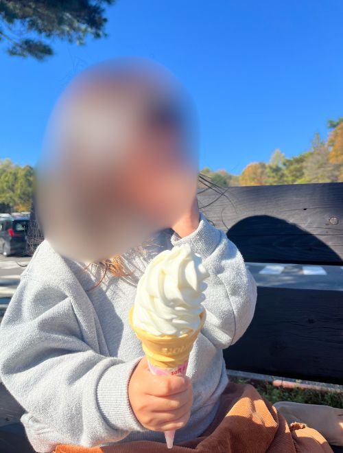 ソフトクリームを食べる写真