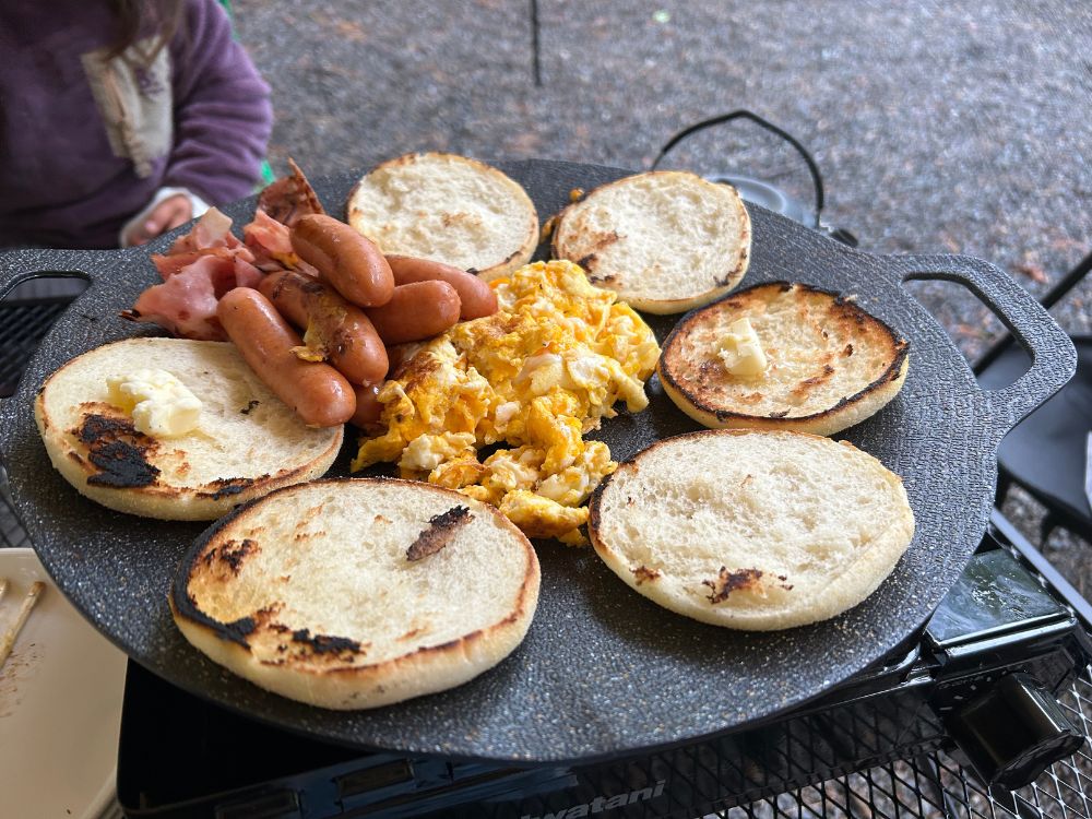 スクランブルエッグとマフィンの写真