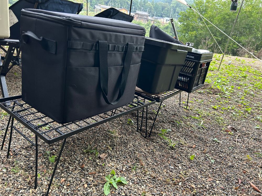 ラックに荷物を載せている様子の写真