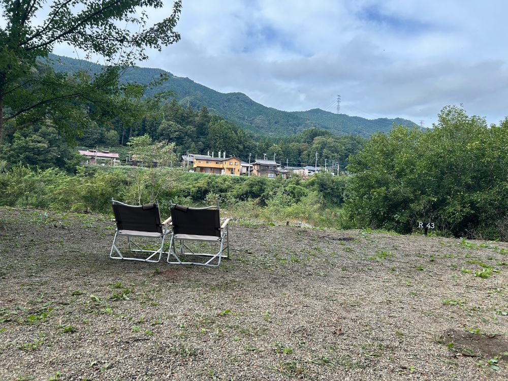 サイトの端っこに椅子が並べられてる写真