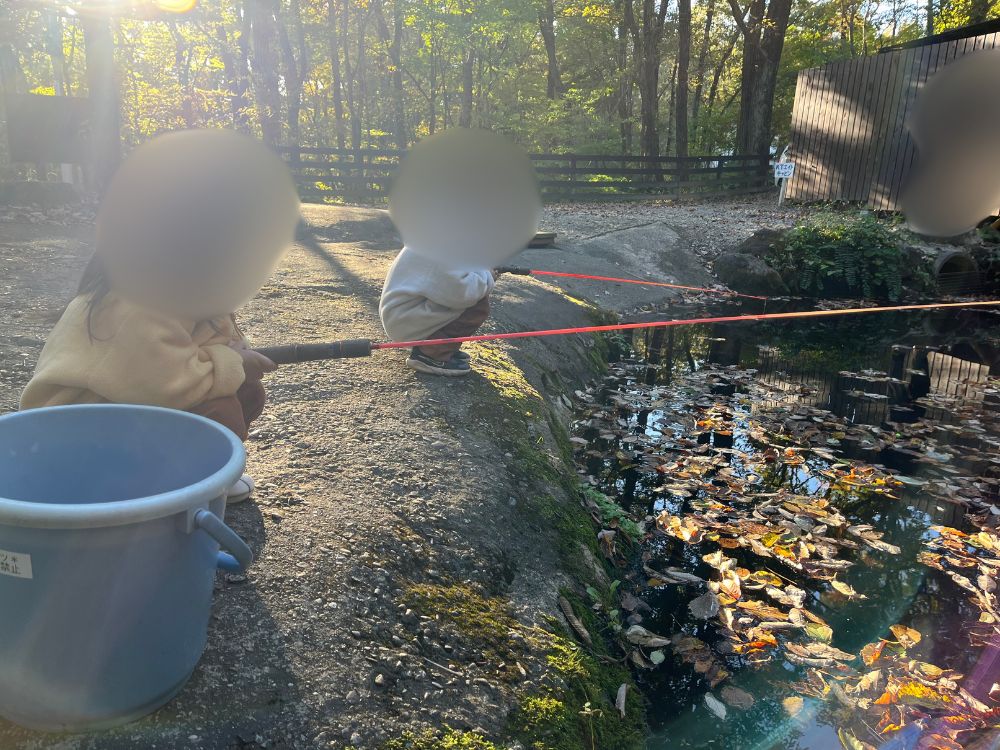 ニジマス釣りをする写真