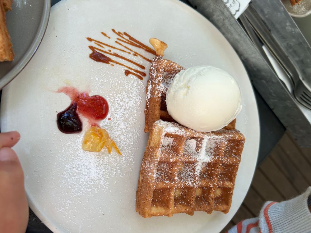 ワッフルにジェラートを乗せた写真