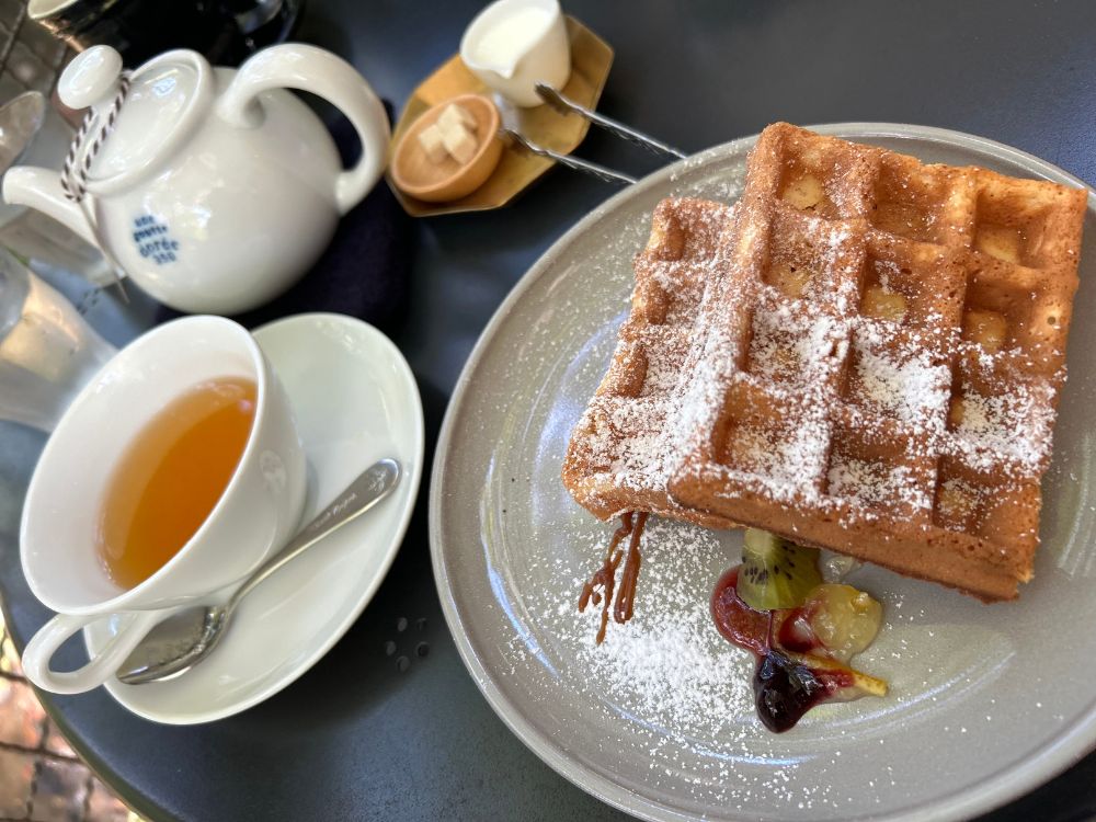 紅茶とワッフルの写真