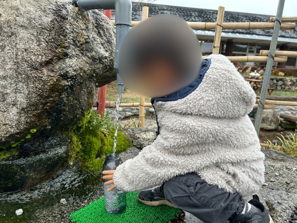 お水を汲んでいる写真