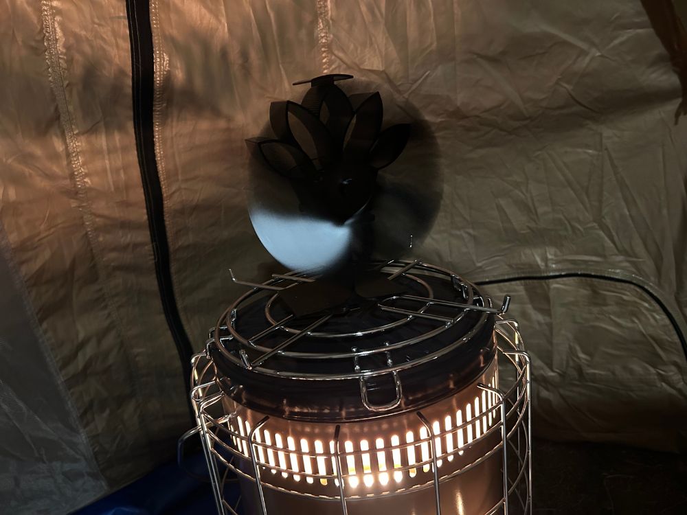 ギアミッションの上にファンを置いている写真