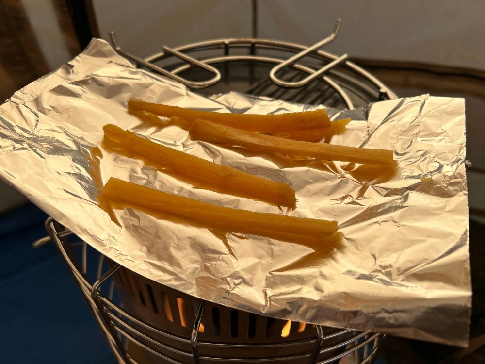 ギアミッションの上で干し芋を焼いている写真