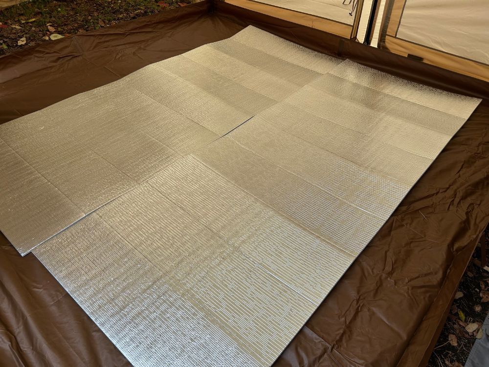 KAMAZASHIKIの上に銀マットを敷いている写真