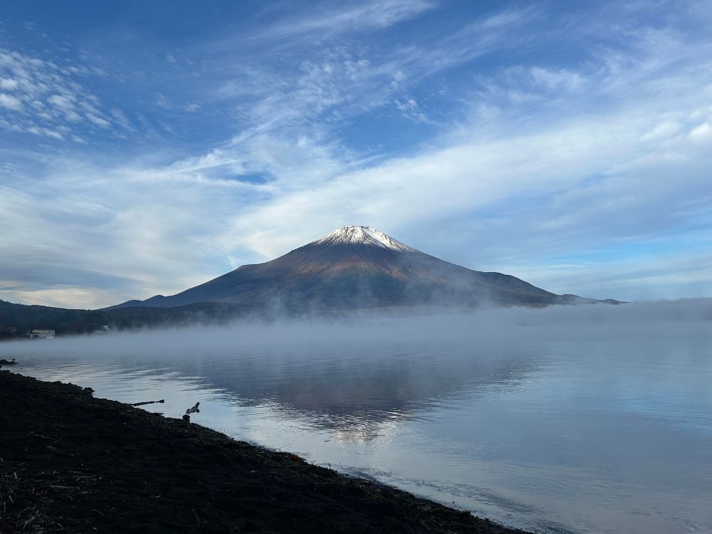 朝の富士山の写真