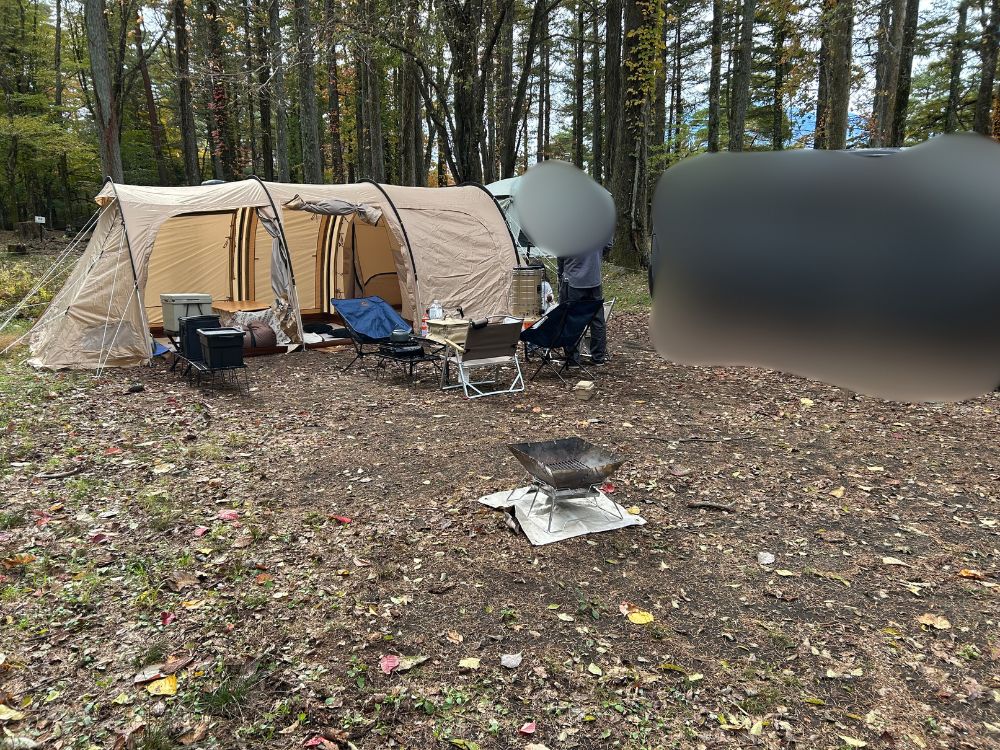 サイト内にテントを張っている様子の写真