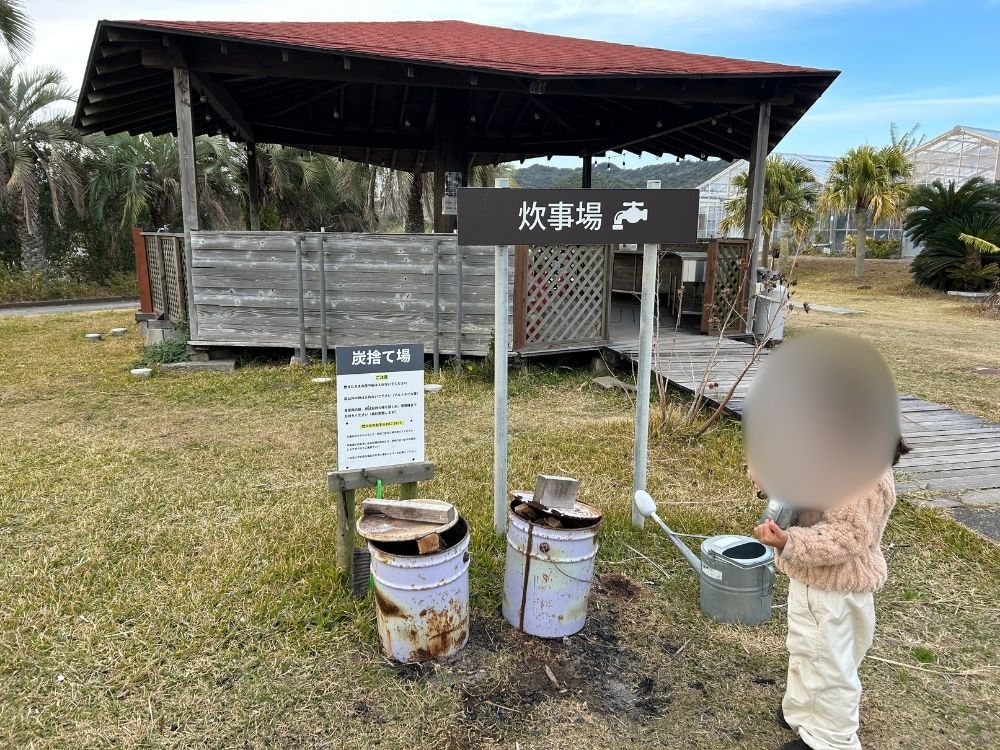 サイト近くの炊事場と灰捨て場の写真