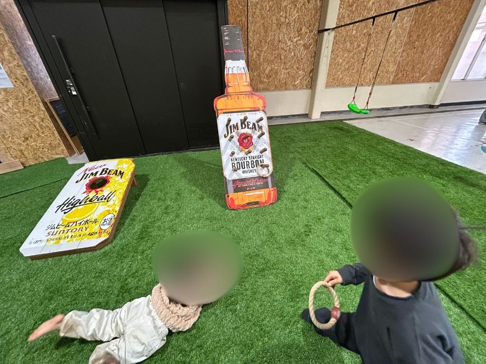 屋内のキッズスペースの写真