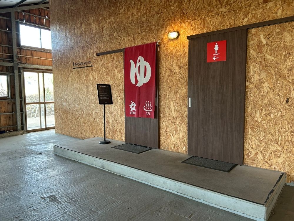 サニタリー棟のシャワーとトイレの入り口の写真